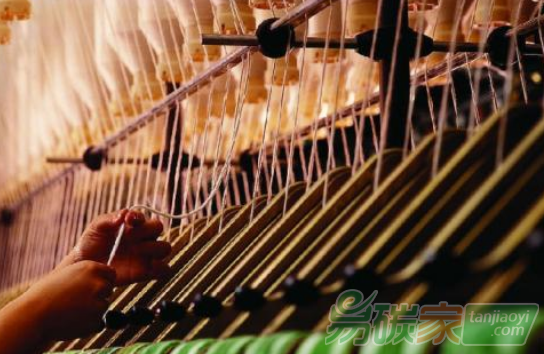 紡織行業(yè)生產(chǎn)每年造成的溫室氣體排放量約為12億噸超過了所有國際航班和海運(yùn)排放溫室氣體的總和