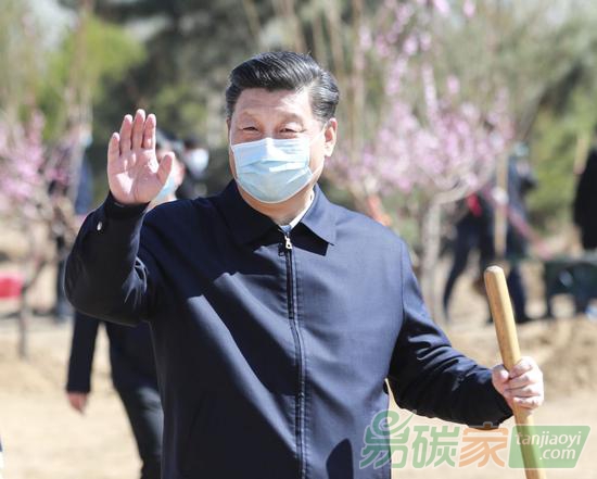 2020年4月3日，黨和國家領(lǐng)導(dǎo)人習(xí)近平、李克強(qiáng)、栗戰(zhàn)書、汪洋、王滬寧、趙樂際、韓正、王岐山等來到北京市大興區(qū)舊宮鎮(zhèn)參加首都義務(wù)植樹活動。這是習(xí)近平拿起鐵鍬走向植樹地點(diǎn)，向正在植樹的干部群眾揮手致意。新華社記者龐興雷攝