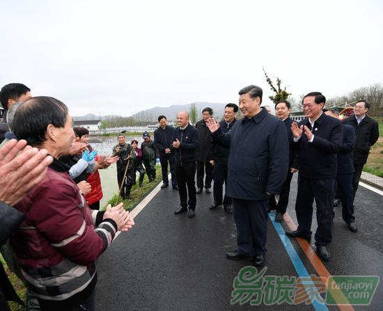 2020年3月30日，中共中央總書記、國家主席、中央軍委主席習(xí)近平在浙江省安吉縣天荒坪鎮(zhèn)余村考察，同村民們親切交談，了解該村多年來踐行“綠水青山就是金山銀山”理念、推動綠色發(fā)展發(fā)生的巨大變化。新華社記者申宏攝